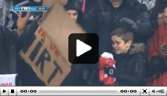 Jonge Feyenoord-fan krijgt shirt Berghuis en houdt het niet droog