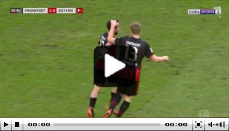 Video: Neuer zet scheidsrechter onbedoeld heerlijk voor schut