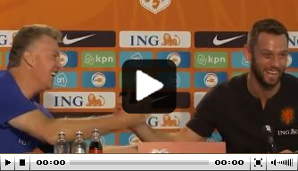 Uitbundige Van Gaal geeft De Vrij applaus op persconferentie