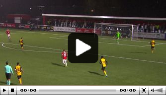 Video: bizar eigen doelpunt dompelt Jong AZ in rouw 