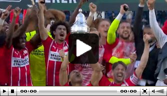 Mooie beelden: PSV krijgt KNVB Beker uitgereikt van Hiddink