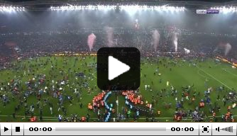 Bizarre beelden: enorme veldinvasie na titel Trabzonspor
