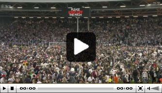 Waanzinnige beelden: duizenden Fulham-fans bestormen veld