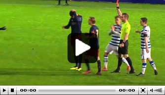 Ongelofelijk: Jong Ajax-invaller pakt na halve minuut rood
