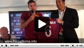 Video v/d dag: Strootman krijgt AS Roma-shirt
