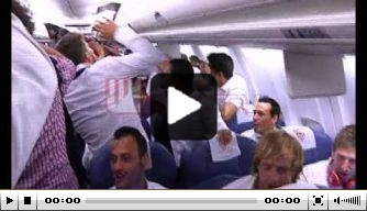 Video v/d dag: Sevilla-spelers feesten in vliegtuig