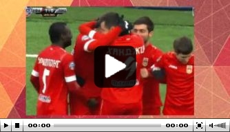 Video: Ufa-speler grijpt teamgenoot in kruis na goal