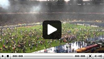 Video v/d dag: Dnjepr-fans bestormen veld na bereiken finale